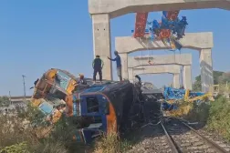 جانب من حادث القطار الناجم عن انهيار رافعة على خط للسكك الحديد في شمال تايلاند (متداولة)