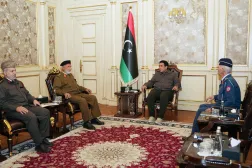 المنفي في لقاء مع أعضاء في اللجنة العسكرية «5+5» في طرابلس (مكتب رئيس المجلس الرئاسي الليبي)