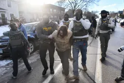 عناصر من إدارة الهجرة والجمارك الأميركية «ICE» وضباط اتحاديون يعتقلون شخصاً خلال احتجاجات في مدينة مينيابوليس بولاية مينيسوتا (أ.ف.ب)