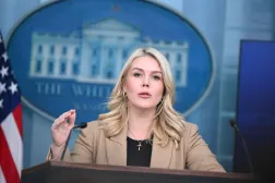 كارولاين ليفيت المتحدثة باسم البيت الأبيض تتحدث خلال مؤتمر صحافي في غرفة برادي للإحاطات الإعلامية بالبيت الأبيض في العاصمة واشنطن 15 يناير 2026 (أ.ف.ب) 
