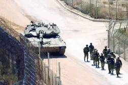 قوات إسرائيلية تجري دوريات على السياج الحدودي مع سوريا بالقرب من قرية مجدل شمس في مرتفعات الجولان المحتلة يوم 23 يوليو 2025 (أ.ف.ب)