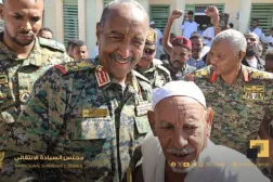 البرهان خلال زيارة إلى بلدة عد بابكر شرق العاصمة الخرطوم الجمعة (مجلس السيادة السوداني)