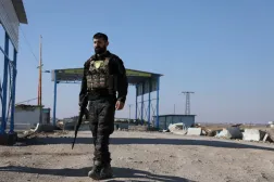 Halep kırsalındaki Deyr Hafir dışında Suriye güvenlik güçlerine mensup bir kişi (Reuters)