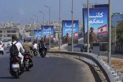 شعارات داعمة للجيش اللبناني مثبتة على طريق مطار رفيق الحريري الدولي في بيروت (أرشيفية - أ.ب)