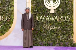 الفنان السعودي خالد عبد الرحمن في مقدمة الواصلين إلى مقر الحفل (هيئة الترفيه)