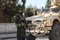 عنصر من «قوات سوريا الديمقراطية» في دير حفر بسوريا (رويترز)