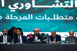 اللقاء التشاوري خرج ببيان قرأه عضو مجلس القيادة الرئاسي عبد الرحمن المحرمي (رويترز)