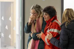 أقارب ضحايا تصادم قطارين في جنوب إسبانيا يبحثون عن معلومات عن ذويهم (إ.ب.أ)