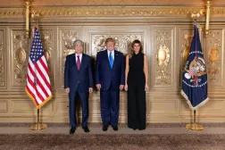 Kazakistan Cumhurbaşkanı Kasım Cömert Tokayev, 25 Eylül 2019'da New York'ta BM Genel Kurulu toplantıları sırasında ABD Başkanı Donald Trump ve eşi Melania ile yaptığı görüşmenin ardından (Tokayev'in "X"hesabı)