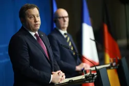 وزير المالية الألماني لارس كلينغبيل (يسار) خلال مؤتمر صحافي مع وزير الاقتصاد الفرنسي رولان ليسكور في برلين (إ.ب.أ)