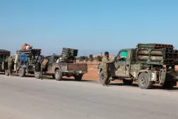 Suriye ordusu mensupları, Suriye Demokratik Güçleri’nin (SDG) çekilmesinin ardından Rakka’ya girişlerini kutluyor. (Reuters)