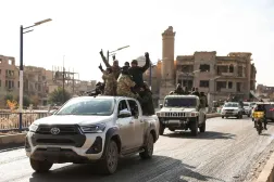 قوات الحكومة السورية تنتشر بدير الزور شرق سوريا 19 يناير 2026 في اليوم التالي لاتفاقها مع القوات الكردية (أ.ف.ب)