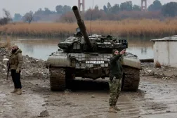 دبابة تابعة للجيش السوري بالقرب من الرقة (أ.ف.ب)