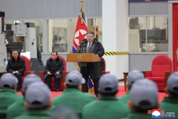 Kuzey Kore lideri Kim Jong Un, Pyongyang'daki Ryongsong Sanayi Kompleksi'ni incelemesi sırasında konuşuyor (Reuters)