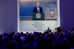 Katılımcılar, Trump'ın geçen yılki Davos toplantısında yaptığı konuşmayı dinliyor. (AP)