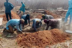 Nijeryalılar, Nijer eyaletindeki Kasuwan Daji köyüne düzenlenen silahlı saldırıda hayatını kaybedenleri defnetmeye hazırlanıyor- 4 Ocak 2026 (Reuters)