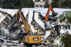 جرافات إسرائيلية تهدم أجزاء من مقر وكالة الأمم المتحدة لإغاثة وتشغيل اللاجئين الفلسطينيين (أونروا) في حي الشيخ جراح بالقدس الشرقية 20 يناير 2026 (إ.ب.أ)