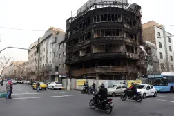 Tahran'daki hükümet karşıtı protestolar sırasında yakılan Bank Melli (İran'ın devlet bankası) şubesi (AFP)