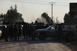 صورة لمواطنين من الرقة (أ ف ب)