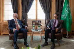 Prens Faysal bin Farhan, dün Davos'ta Dr. Muhammed Mustafa ile yaptığı görüşmede (Suudi Arabistan Dışişleri Bakanlığı)