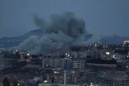 الدخان يتصاعد من موقع استهدفته غارة إسرائيلية في بلدة الكفور بجنوب لبنان بعد إنذار بإخلائه (متداول)