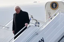 ABD Başkanı Donald Trump, Dünya Ekonomik Forumu'na katılmak üzere Zürih Uluslararası Havalimanı'na indikten sonra Air Force One uçağından inerken (AP)