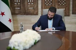 الشرع خلال توقيع اتفاق وقف إطلاق النار مع «قسد» مساء الأحد (إ.ب.أ)