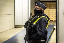 شرطي بلجيكي في بيفيرين قرب أنتويرب (أ.ف.ب)