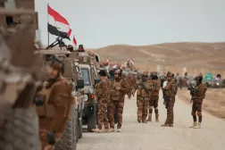 Irak sınır muhafızları, dün Irak'ın kuzeyindeki Sincar'da Suriye sınırında devriye geziyor (AP)