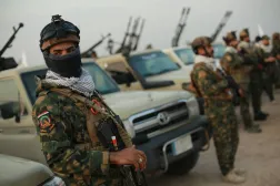 Irak'ın batısındaki el-Kaim'de, Irak-Suriye sınırındaki beton bir duvarın yanında Haşdi Şabi güçleri, (DPA)