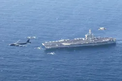 Haziran 2019'da ABD Merkez Komutanlığı sorumluluk alanında ortak tatbikatlar düzenleyen USS Abraham Lincoln uçak gemisi ve bir ABD Hava Kuvvetleri B-52 bombardıman uçağı, (Arşiv AP)