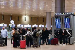 Tel Aviv'deki Ben Gurion Havalimanı'ndaki yolcular (Reuters)