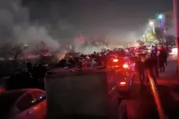 İran'ın Meşhed kentinde hükümet karşıtı protestocular toplanırken yükselen dumanlar. Bu fotoğraf, 10 Ocak 2026'da sosyal medyada yayınlanan bir videodan alındı (Reuters)