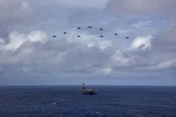 ABD 9. Hava Kuvvetleri'ne ait bir savaş uçağı filosu, 8 Ocak 2026'da Pasifik Okyanusu'ndaki Nimitz sınıfı uçak gemisi USS Abraham Lincoln'ün üzerinde uçuyor. (ABD ordusu)