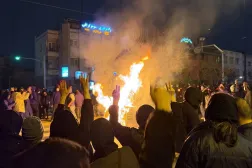 İranlılar 9 Ocak 2026'da Tahran'da hükümete karşı gösteri düzenledi (AP)