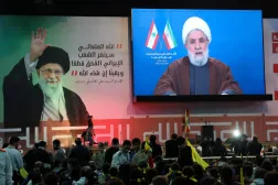 Hizbullah Genel Sekreteri Naim Kasım, Beyrut'un güney banliyölerinde Hizbullah tarafından İran'ı desteklemek için düzenlenen programda konuşurken (Reuters)