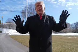 ABD Başkanı Donald Trump, Beyaz Saray'ın Güney Çimliği'nde gazetecilere açıklama yapıyor (AP)