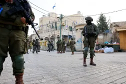 Hebron'daki İsrail askerleri (Reuters)