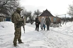 Ukraynalı subaylar, Rusya'nın Ukrayna'ya saldırısı sırasında Zaporijya bölgesinde cephe hattındaki bir köyden vatandaşları tahliye ediyor. (Reuters)
