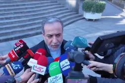 İran Dışişleri Bakanı Abbas Arakçi'nin resmi Telegram hesabından paylaşılan videodan alınan ekran görüntüsünde, kabine toplantısı sonrası gazetecilere açıklama yaparken görülüyor.