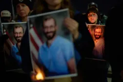 Minneapolis'te Alex Peretti için düzenlenen anma töreninden (AP)