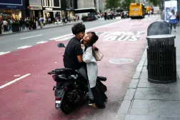 Avrupalı ​​araştırmacılar, uzun süre bekar kalan kişilerin yalnızlık duygularının giderek arttığını söylüyor (AFP)