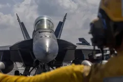 ABD Donanması tarafından yayınlanan bir fotoğrafta, Boeing F/A-18E/F Super Hornet savaş uçağının 23 Ocak'ta USS Abraham Lincoln uçak gemisine inişi görülüyor. (AP)