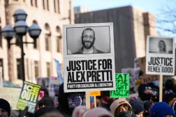 Minneapolis'te protestocular, Alex Pretti'nin fotoğrafını ve " ICE"in şehirden sınır dışı edilmesini talep eden pankartlar taşıdı (Reuters).