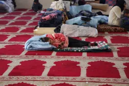 Yerinden edilmiş Suriyeliler, Haseke vilayetine bağlı Kamışlı’daki bir caminin zemininde uyuyor, (29 Ocak), (Reuters)