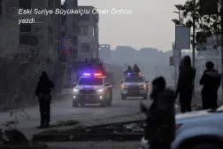  Sivil savunma personelleri Suriye ordusu ve SDG arasında yaşanan çatışmaların ardından Halep'te çıkan bir yangını söndürüyor, 8 Ocak 2026 (Reuters)