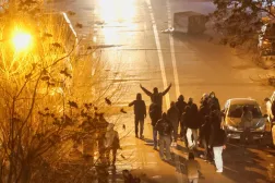 Tahran sokaklarında siyasi rejime karşı protesto gösterisi yapan İranlı protestocular, 8 Ocak 2026 (Reuters)