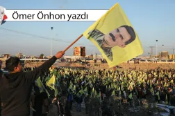 Suriye'nin kuzeydoğusundaki Haseke'de, Suriye Demokratik Güçleri (SDG) savaşçılarının, Türkiye’de tutuklu PKK lideri Abdullah Öcalan'ın posterini taşıdığı bir toplantı (Arşiv_Reuters)