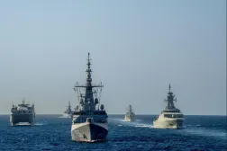 Tatbikat kapsamında Suudi Arabistan Deniz Kuvvetleri gemileri tarafından gerçekleştirilen gerçek mühimmatlı top atışları yapıldı. (SPA)