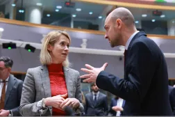 وزير الخارجية الفرنسي جان نويل بارو متحدثاً لمسؤولة السياسة الخارجية بالاتحاد الأوروبي بمناسبة اجتماع وزراء خارجية الاتحاد في بروكسل 29 يناير (إ.ب.أ)